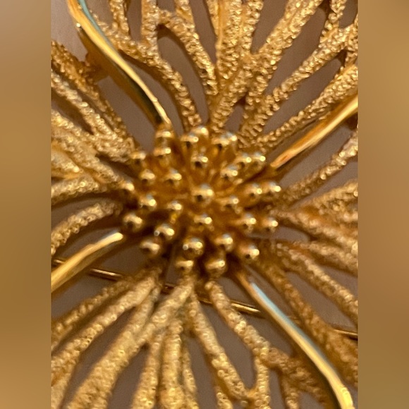 CROWN TRIFARI GOLD TONE TEXTURED FLOWER SIGNED BROOCH/PIN VINTAGE 1950’S - Picture 4 of 6